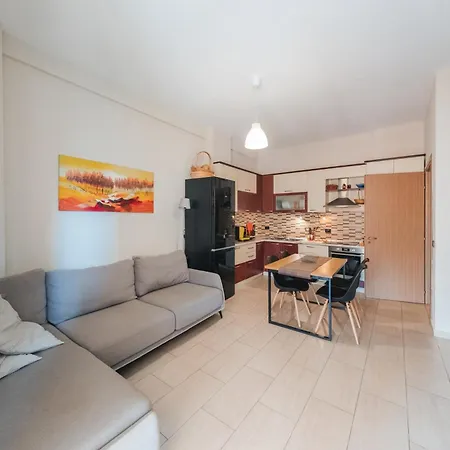 At New Bazar ! アパート ティラナ